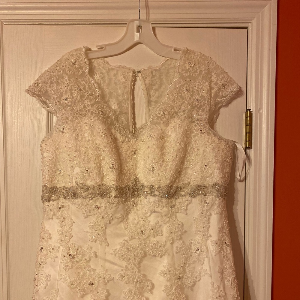 Wedding gown Ivory. NEVER WORN